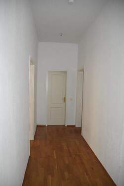 Flur mit Blick zur Kammer - 