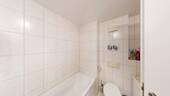 Badezimmer mit Wanne und Dusche-Ansicht-2 - 