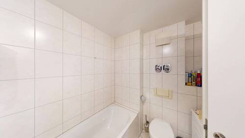 Badezimmer mit Wanne und Dusche-Ansicht-2 - 