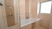 ... mit Dusche und Badewanne - 