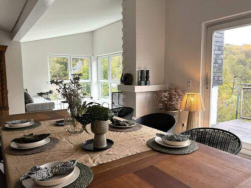 Gemütlicher Essbereich mit Zugang auf die Terrasse - 