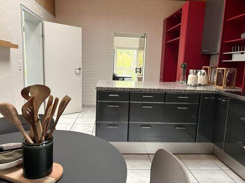 Giebelhoch geöffnete Einbauküche mit Zugang zum Wohn- un Essbereich - 