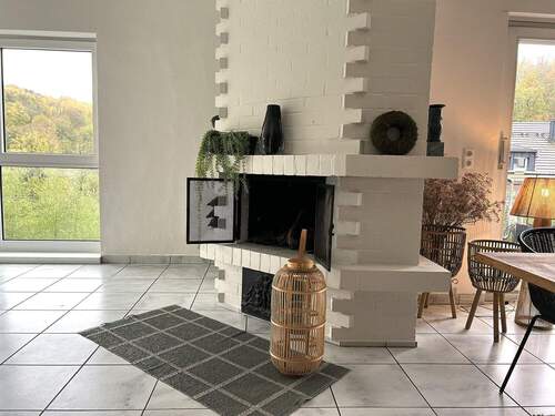 Der offene Kamin ist das Herzstück des Ergeschosses - 