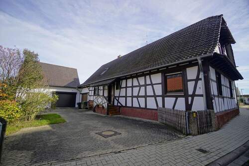 Innenhof, Ansicht Haus und Garagen - 