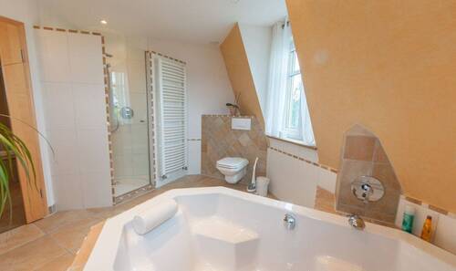Hauptbad_mit_Wanne_und_Dusche.jpg - 