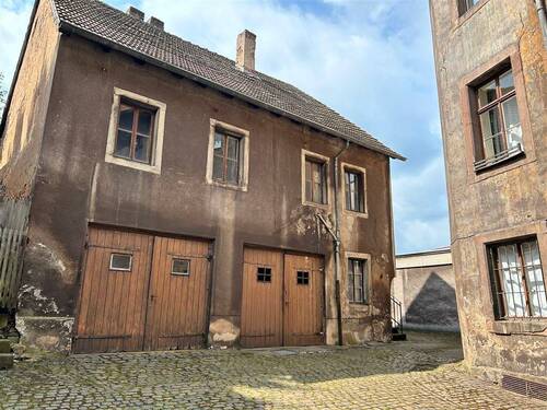 Hinterhaus mit Garagen - 