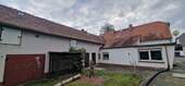 Blick auf das Wohnhaus u. Nebengebäude - 