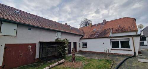 Blick auf das Wohnhaus u. Nebengebäude - 