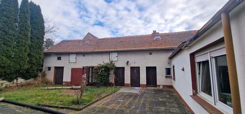 Hof mit Nebengebäude - 