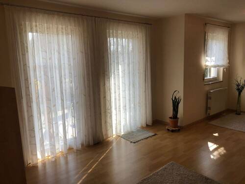 Wohnzimmer mit Zugang Terrasse - 