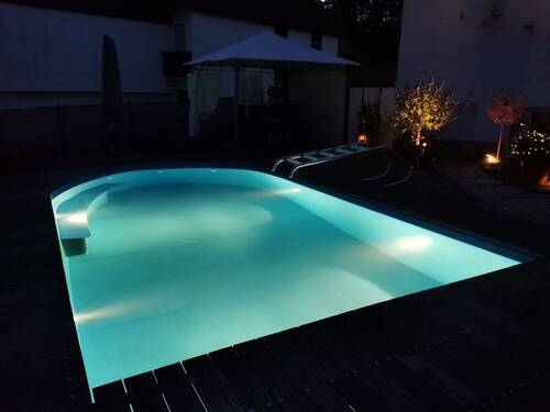 Poolansicht mit Beleuchtung - 