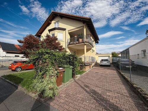 Einfahrt Wohnhaus - 1 Zimmer Mehrfamilienhaus, Wohnhaus zum Kaufen in Laudenbach