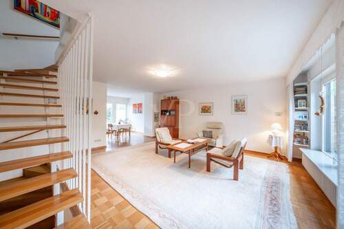 Wohnbereich & Aufgang - 4 Zimmer Reihenmittelhaus in Berlin