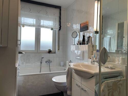 Tageslichtbad mit Dusche und Wanne! - 