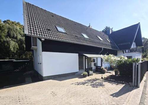 Hausansicht mit Stellplatz - 1 Zimmer Mehrfamilienhaus, Wohnhaus zum Kaufen in Hannover