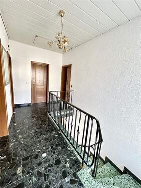 Flur - 4 Zimmer Mehrfamilienhaus, Wohnhaus in Illingen