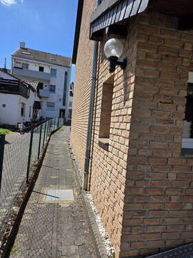 Weg zum Hauseingang links - Einfamilienhaus mit 92,00 m² in Bergisch Gladbach zum Kaufen
