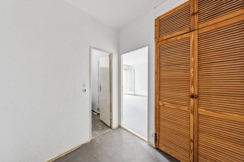 Flur mit Einbauschrank - 1 Zimmer Etagenwohnung zum Kaufen in Berlin