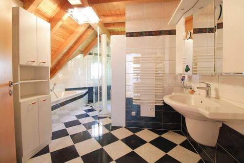 Badezimmer Dusche & Wanne OG - 