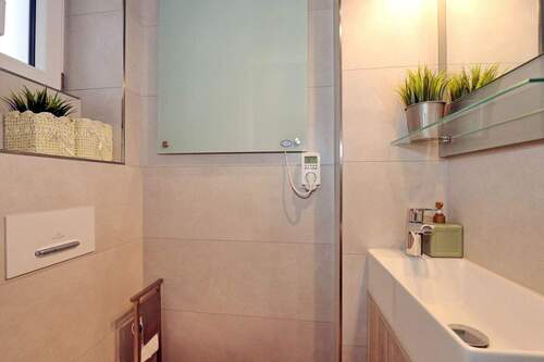 hochwertiges Gäste-WC mit Wandheizkörper - 