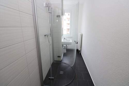 Bad mit Dusche - So einfach kann Wohnen sein...EG-Wohnung mit bodengleicher Dusche im Grünen!!!
