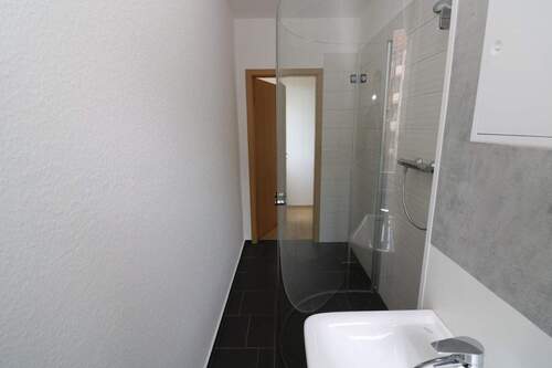 Bad mit Dusche - 2 Zimmer Etagenwohnung zur Miete in Freiberg