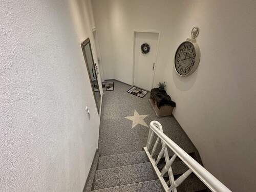 Treppenhaus - 9 Zimmer Mehrfamilienhaus, Wohnhaus zum Kaufen in Bad Driburg