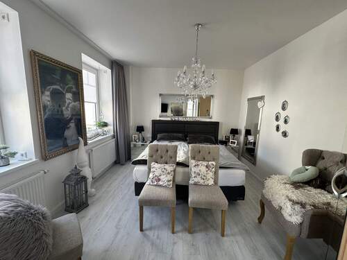 Schlafzimmer (OG rechts) - 