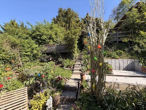 Eingewachsener Garten mit vielen Details - 