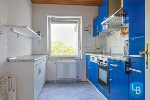 Küche mit älteren Einbauten - 