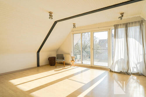 Lichtdurchfl. Wohnzimmer m. Loggia im DG - 