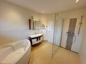 Bad mit Dusche und Badewanne - 
