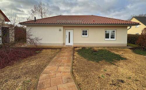 Hausansicht mit Vorgarten - 4 Zimmer Bungalow in Klosterdorf