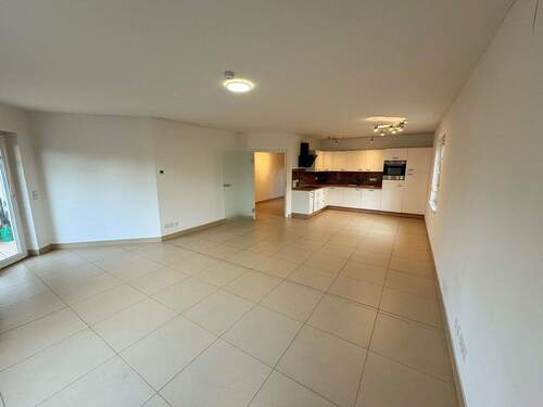 Wohnzimmer mit offener Küche - 