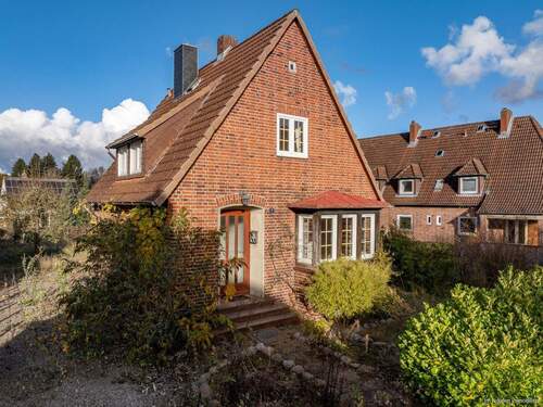 Vorderansicht des Backsteinhauses - 4 Zimmer Einfamilienhaus zum Kaufen in Eutin