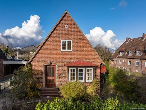 Direkter Blick Frontfassade - 4 Zimmer Einfamilienhaus in Eutin