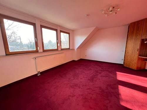 Schlafzimmer mit 3 Fenstern - 