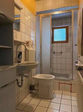 Badezimmer EG - 4 Zimmer Mehrfamilienhaus, Wohnhaus zum Kaufen in Delmenhorst