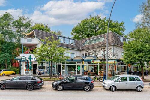 Frontansicht mit belebter Geschäftszeile - Wohn- und Geschäftshaus mit viel Potenzial - In gut frequentierter Lage im Alstertal