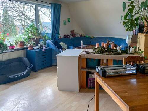 Wohnbereich mit großer Fensterfront einer Wohneinheit - 