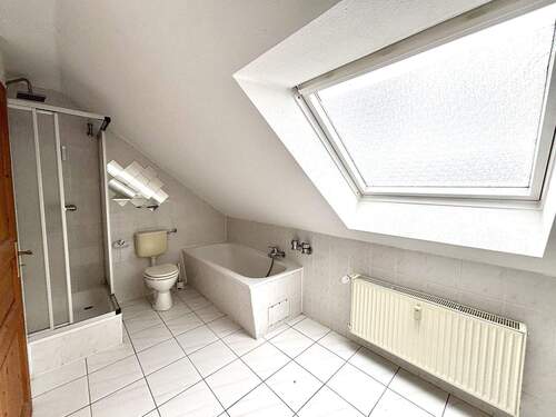 Bad mit Wanne und Dusche - 