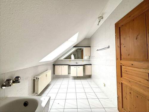 Bad mit Wanne und Dusche - 