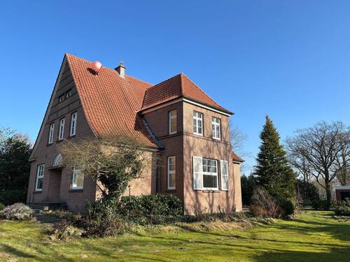 Vorder- und Seitenansicht - 8 Zimmer Einfamilienhaus zum Kaufen in Hoogstede