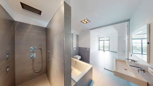 En Suite Masterbad mit Wellness-Dusche - 