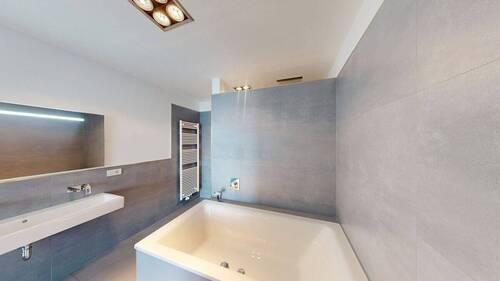 En Suite Masterbad mit 2 Personen-Badewanne - 