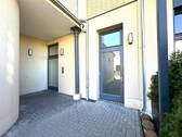 Objekteingang und Zugang zum Fahrradraum - 