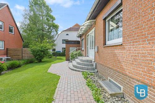 Weg zum Hauseingang - 6 Zimmer Einfamilienhaus zum Kaufen in Großbarkau