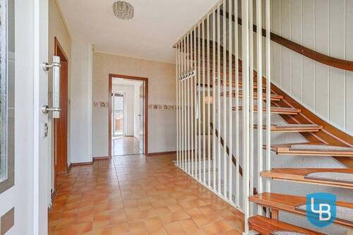 Eingangsbereich und Treppe ins DG und ins KG - Einfamilienhaus mit 151,00 m&sup2; in Großbarkau zum Kaufen