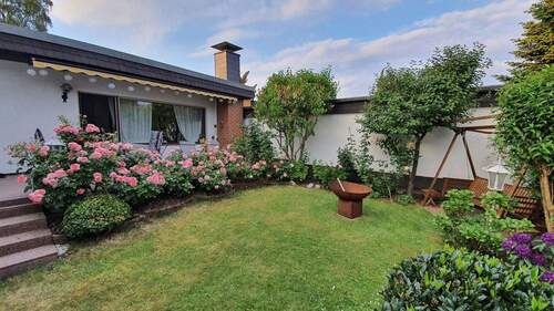 Gartenansicht - Gepflegter Bungalow mit Kamin und Sauna in ruhiger Lage