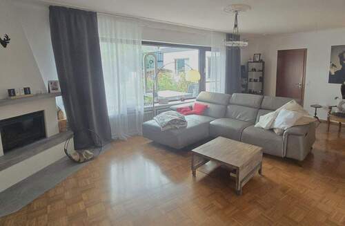 Wohnzimmer mit Kamin - Bungalow mit 156,00 m&sup2; in Brühl zum Kaufen